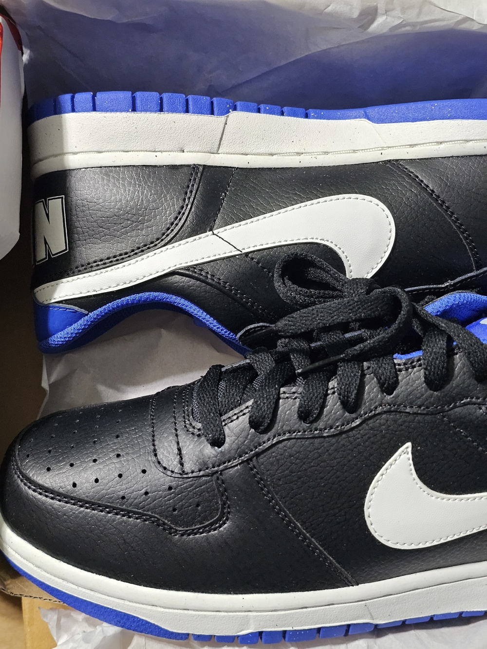 Nike Men’s Black/White Low-Top Sneakers with Blue Accents